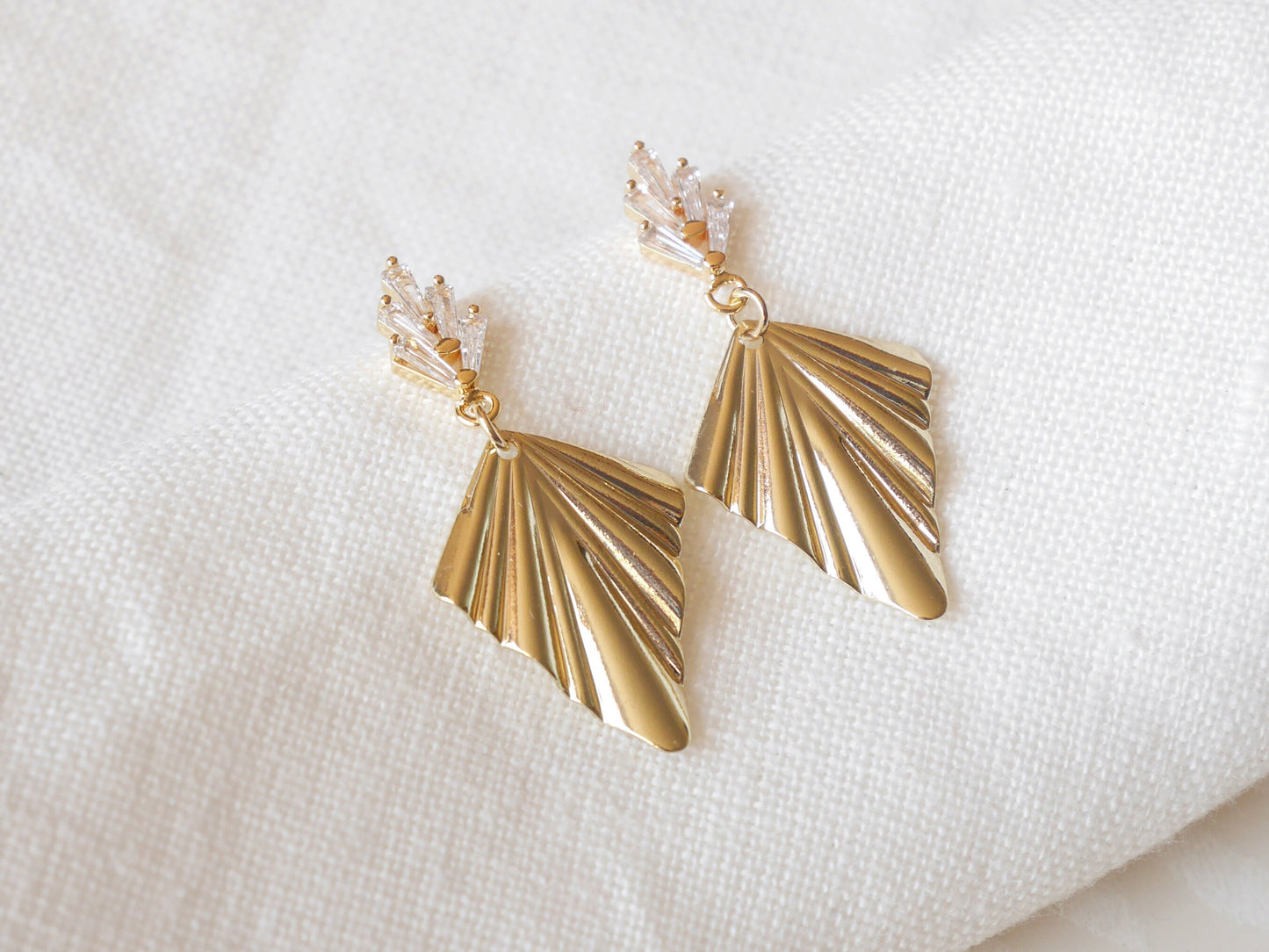Art deco dangle earrings | Gold fan vintage style earrings | Gold dangle inspired by the 1920s | Elegant party earrings | Zircon geometric