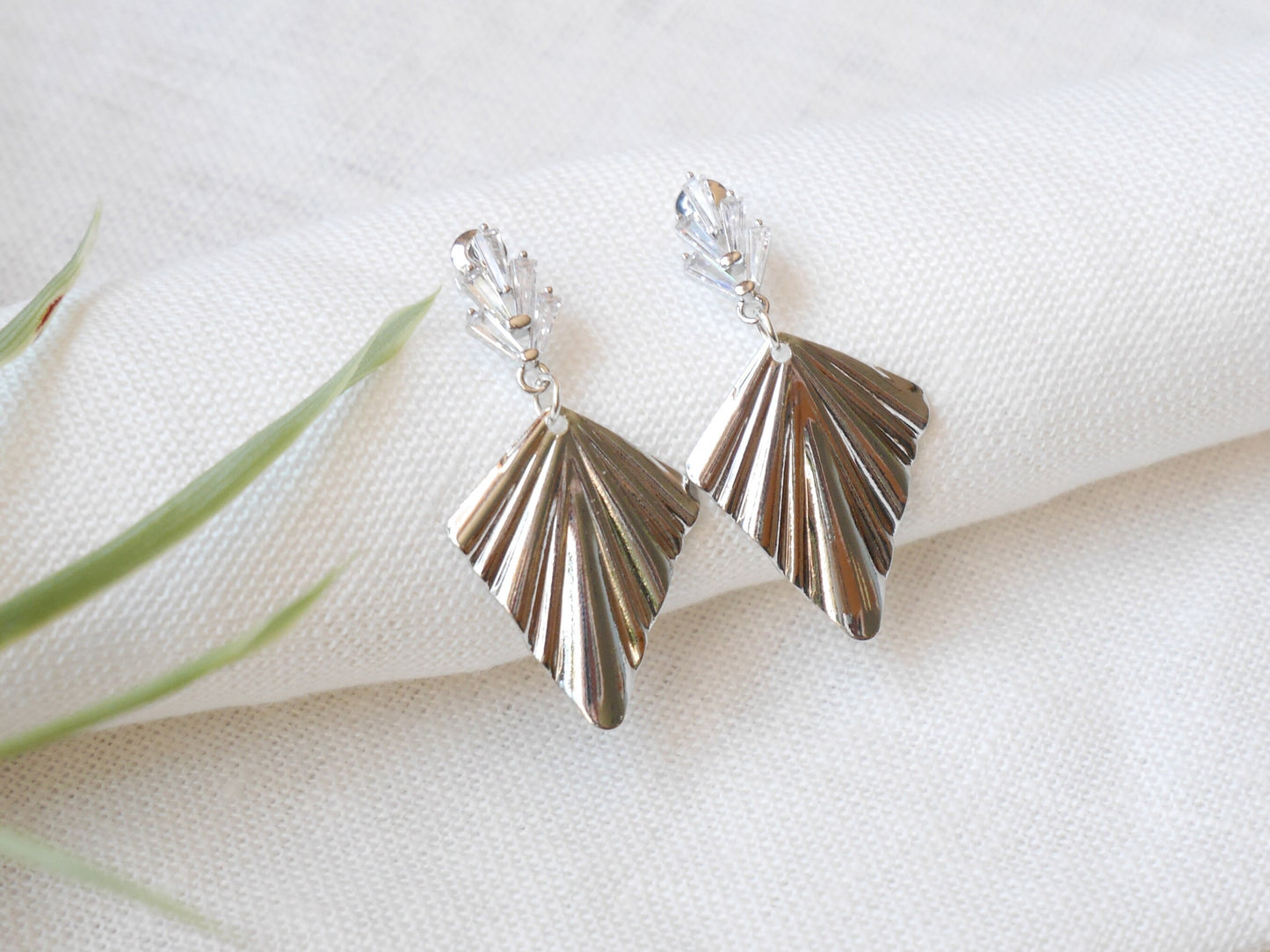 Art deco fan earrings | Platinum dangle 1920s style | Dark silver drop inspired by the art deco era | Beautiful wedding earrings for her