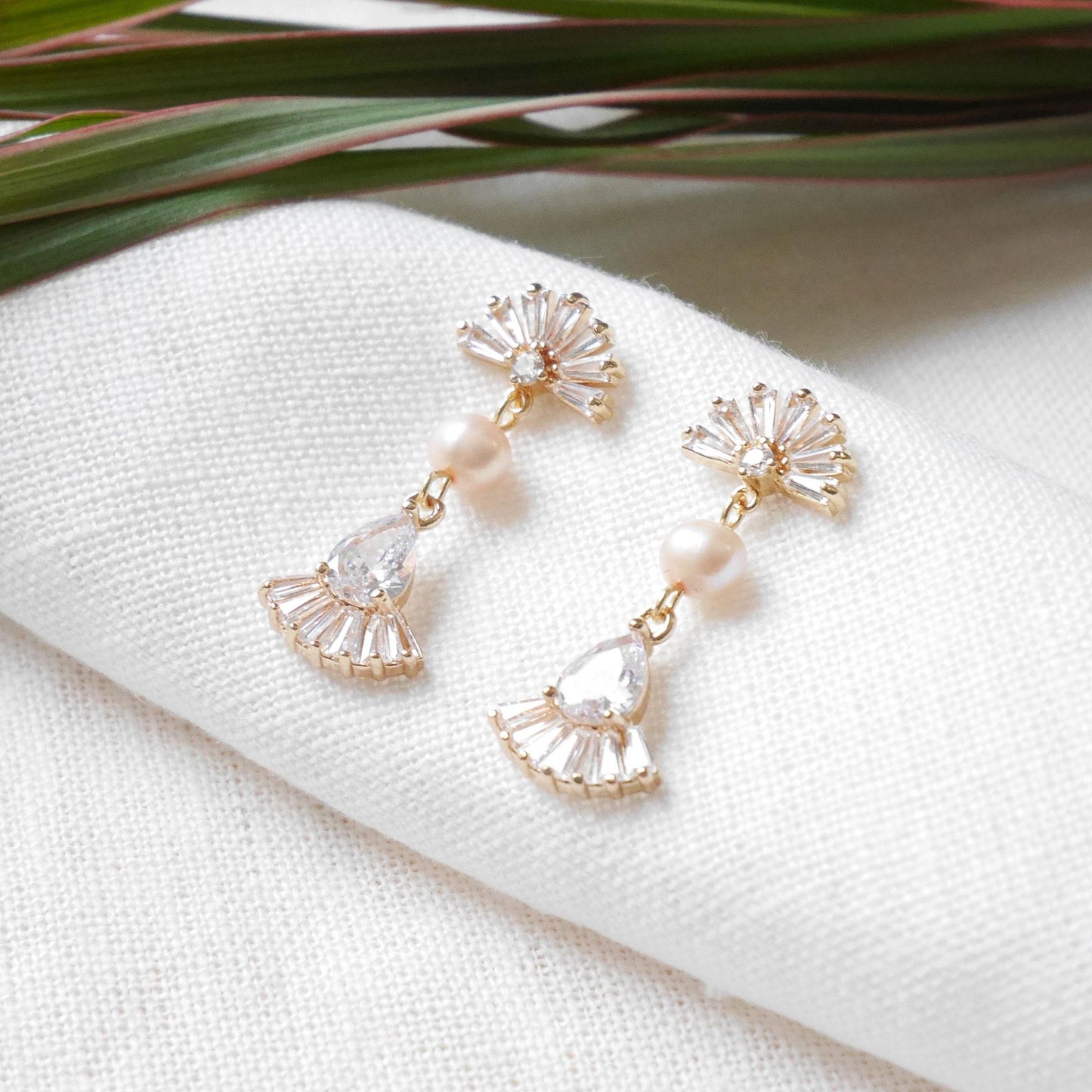 Art deco dangle earrings | Elegant fan shape wedding earrings | Dainty light peach freshwater pearl drop jewelry | Romantic bridal accessory