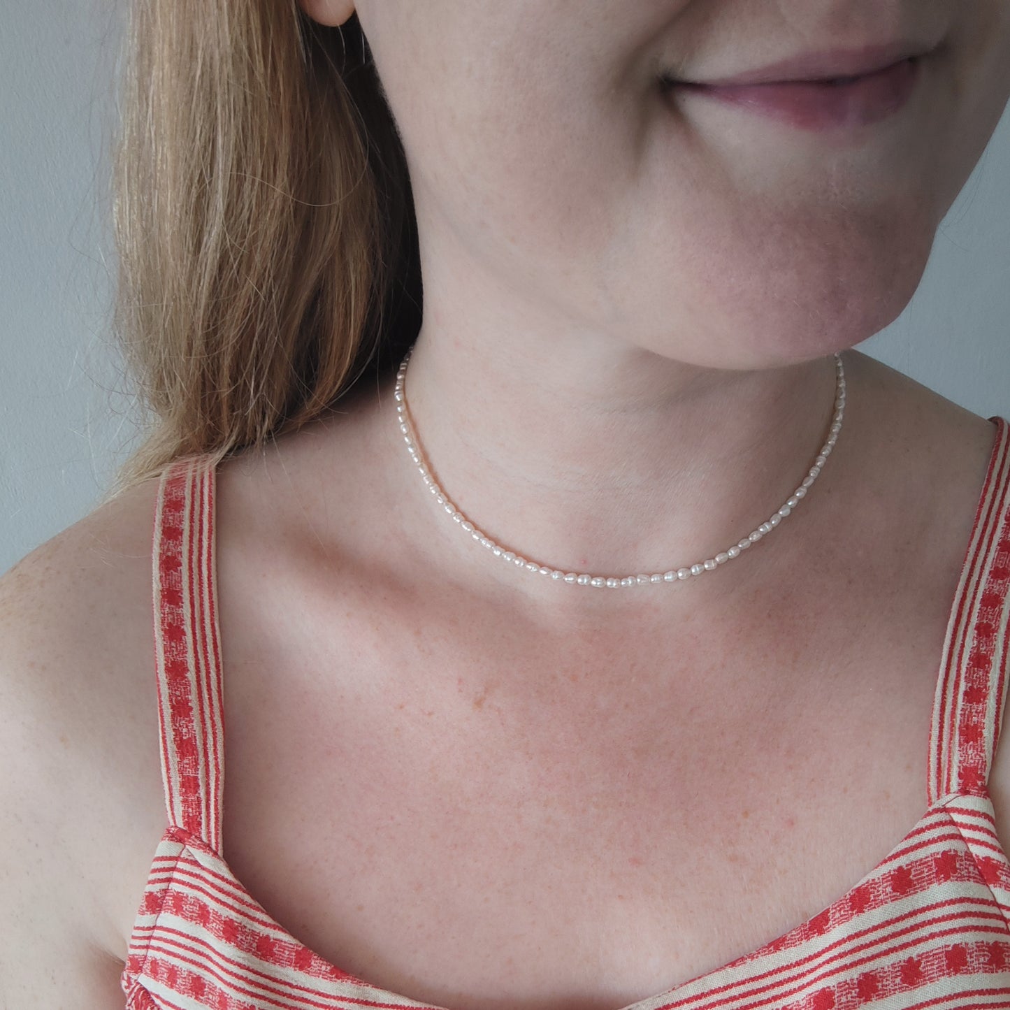 Collier de petites perles d'eau douce | Collier ras du cou en petites perles baroques | Bijou délicat et léger avec de vraies perles | Joli cadeau d'anniversaire pour elle