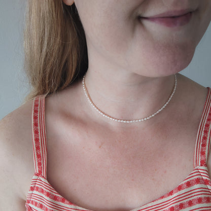 Collier de petites perles d'eau douce | Collier ras du cou en petites perles baroques | Bijou délicat et léger avec de vraies perles | Joli cadeau d'anniversaire pour elle
