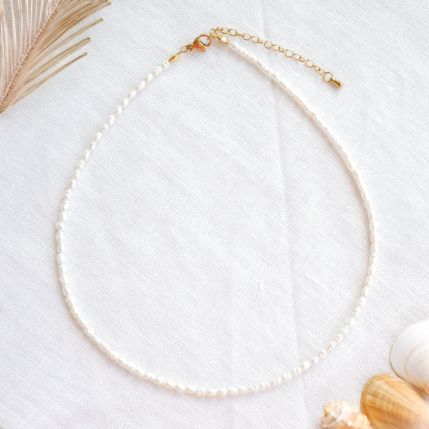 Collier de petites perles d'eau douce | Collier ras du cou en petites perles baroques | Bijou délicat et léger avec de vraies perles | Joli cadeau d'anniversaire pour elle