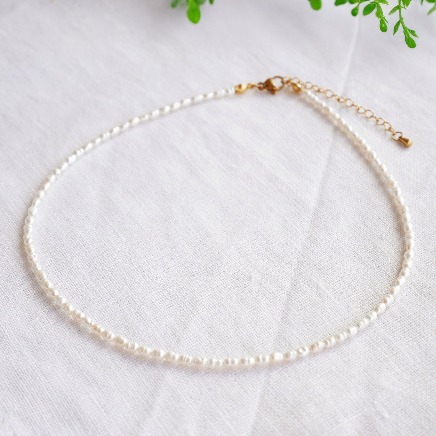 Collier de petites perles d'eau douce | Collier ras du cou en petites perles baroques | Bijou délicat et léger avec de vraies perles | Joli cadeau d'anniversaire pour elle