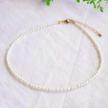 Collier de petites perles d'eau douce | Collier ras du cou en petites perles baroques | Bijou délicat et léger avec de vraies perles | Joli cadeau d'anniversaire pour elle