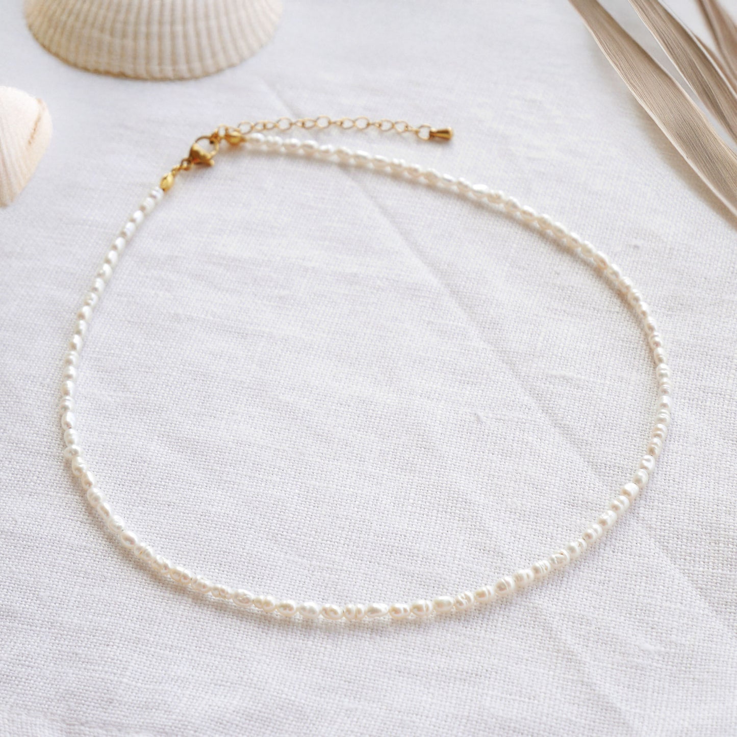 Collier de petites perles d'eau douce | Collier ras du cou en petites perles baroques | Bijou délicat et léger avec de vraies perles | Joli cadeau d'anniversaire pour elle
