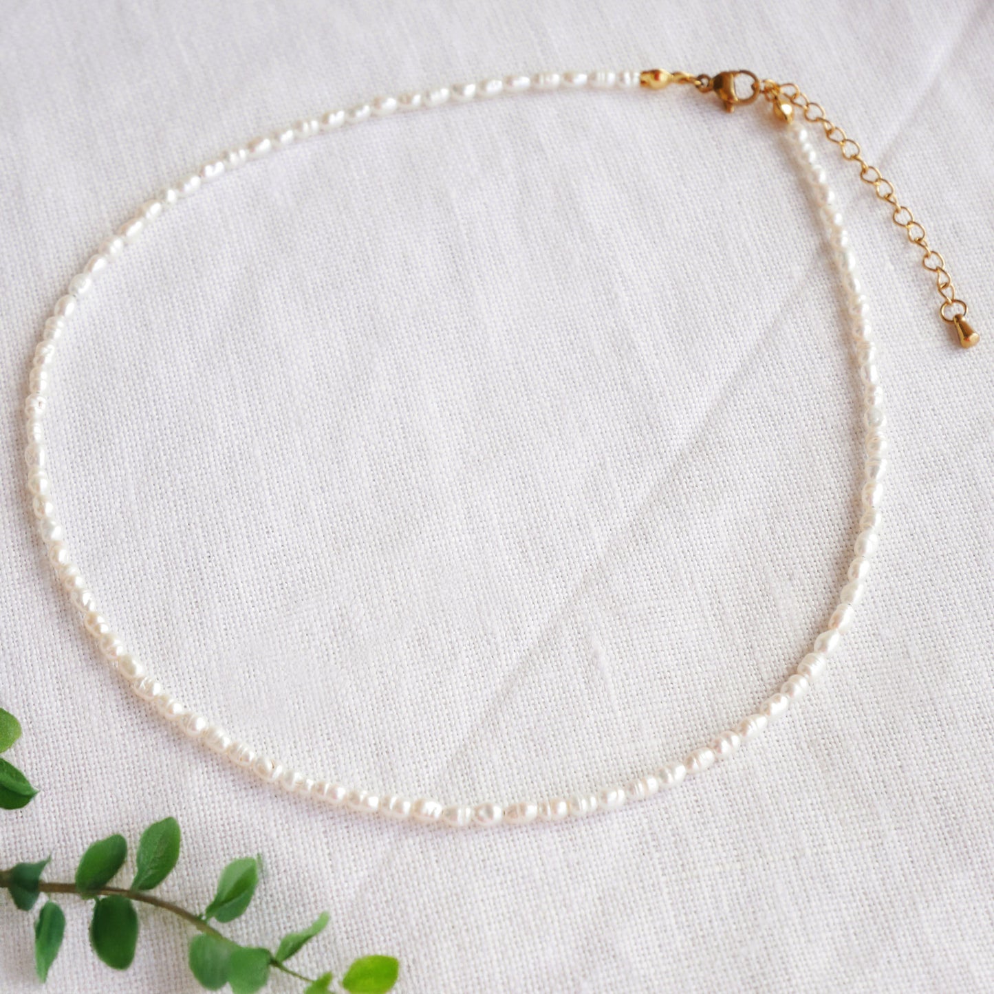 Collier de petites perles d'eau douce | Collier ras du cou en petites perles baroques | Bijou délicat et léger avec de vraies perles | Joli cadeau d'anniversaire pour elle