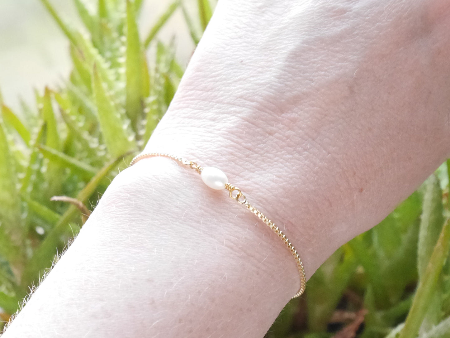 One pearl bracelet | Minimalist freshwater pearl gold bracelet with a box chain slider | Single pearl gold-plated bracelet gift for her