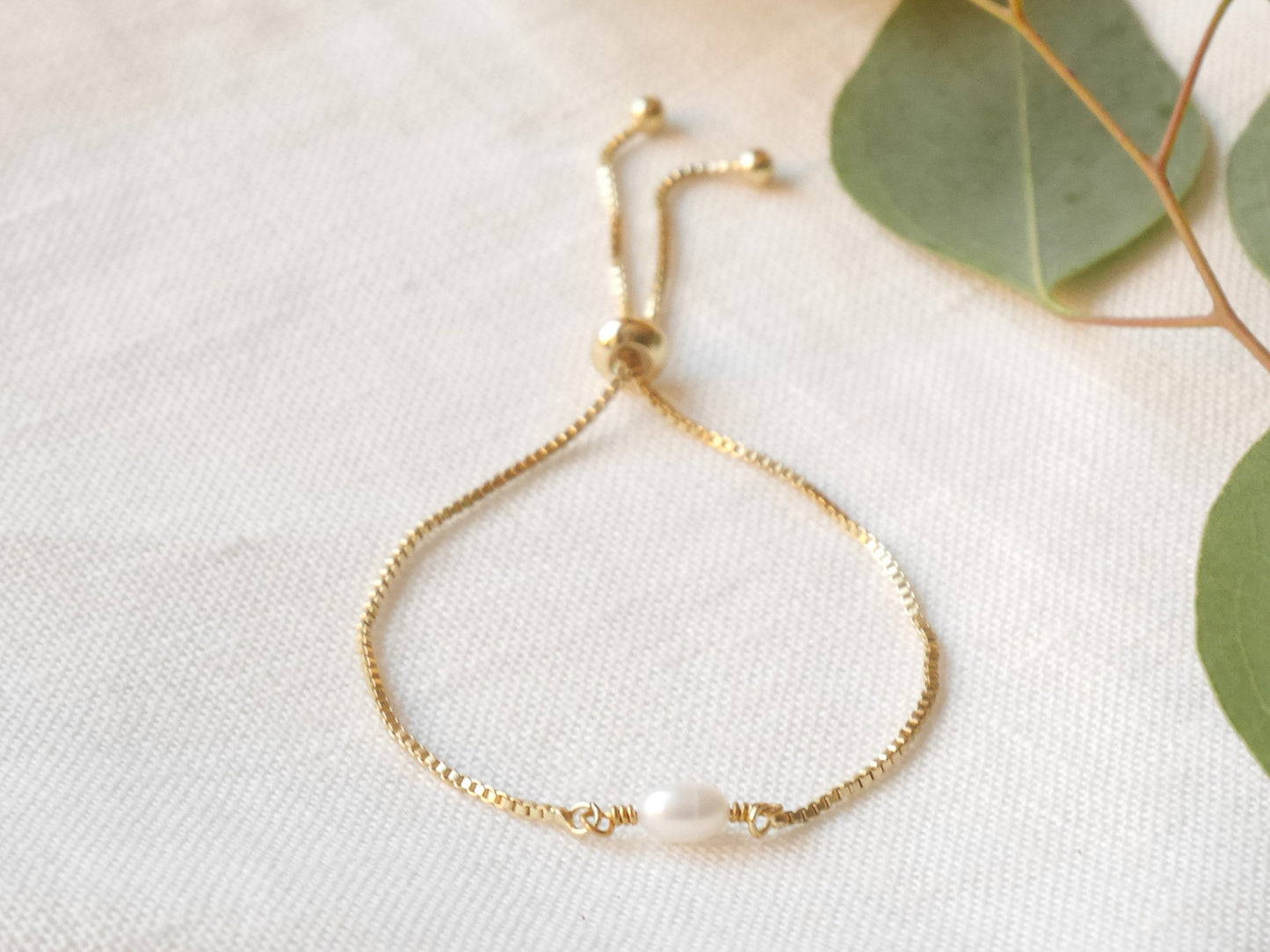 One pearl bracelet | Minimalist freshwater pearl gold bracelet with a box chain slider | Single pearl gold-plated bracelet gift for her