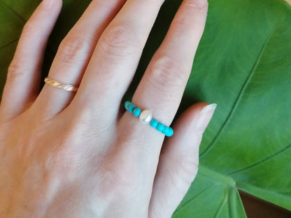 Turquoise beads ring | Turquoise stretch ring with freshwater pearl | Elastic pearl ring with stone beads | Cute minimalist turquoise ring