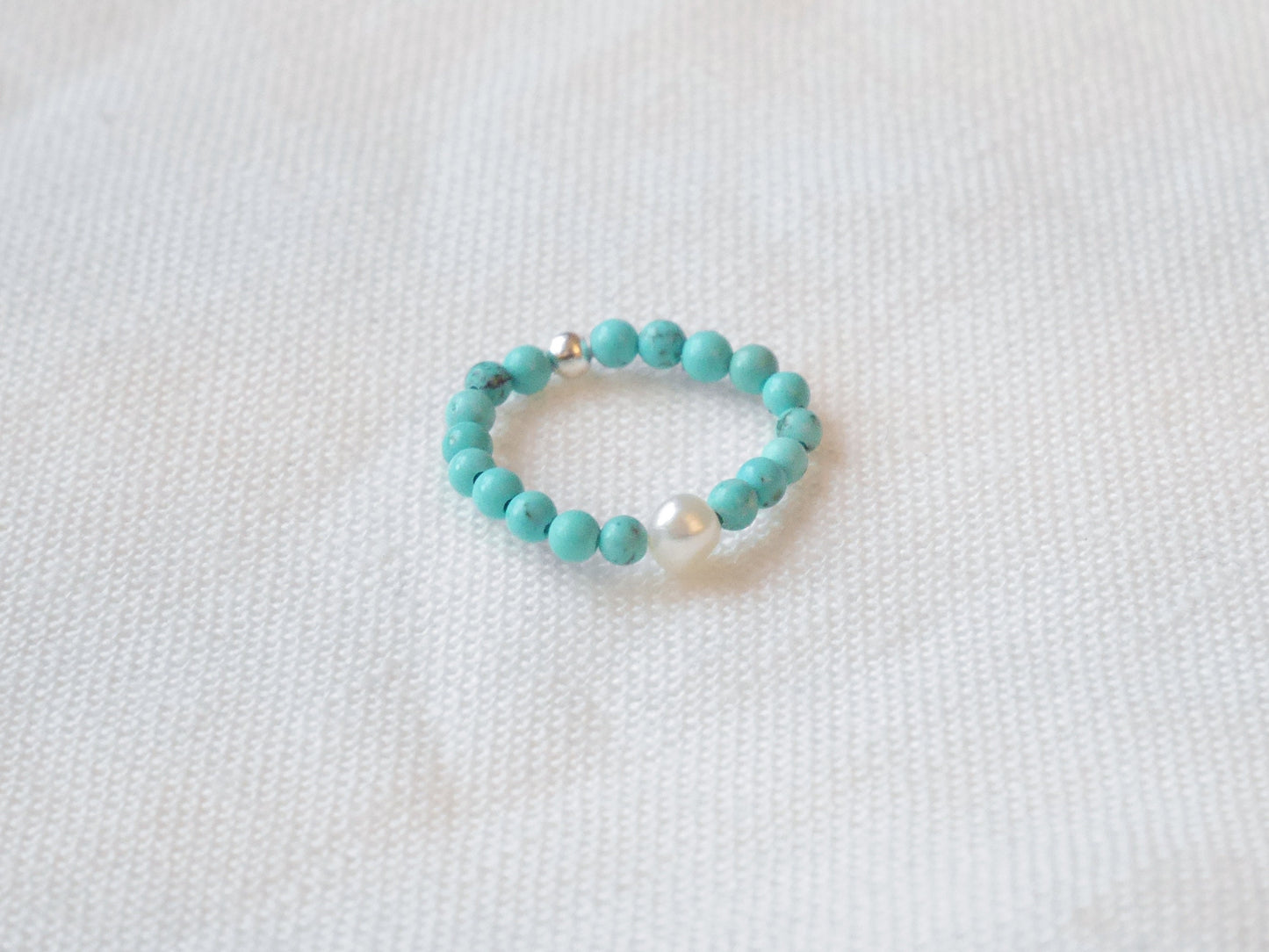 Turquoise beads ring | Turquoise stretch ring with freshwater pearl | Elastic pearl ring with stone beads | Cute minimalist turquoise ring