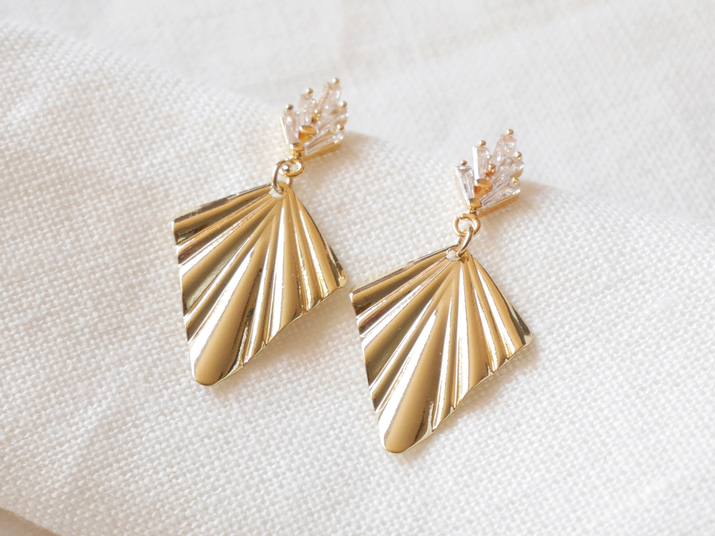 Art deco dangle earrings | Gold fan vintage style earrings | Gold dangle inspired by the 1920s | Elegant party earrings | Zircon geometric
