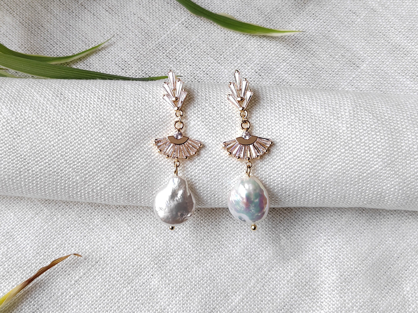 Long art deco pearl earrings | Vintage style wedding earrings | Boho chic jewelry | 1920s style dangle freshwater pearl fan earrings for her