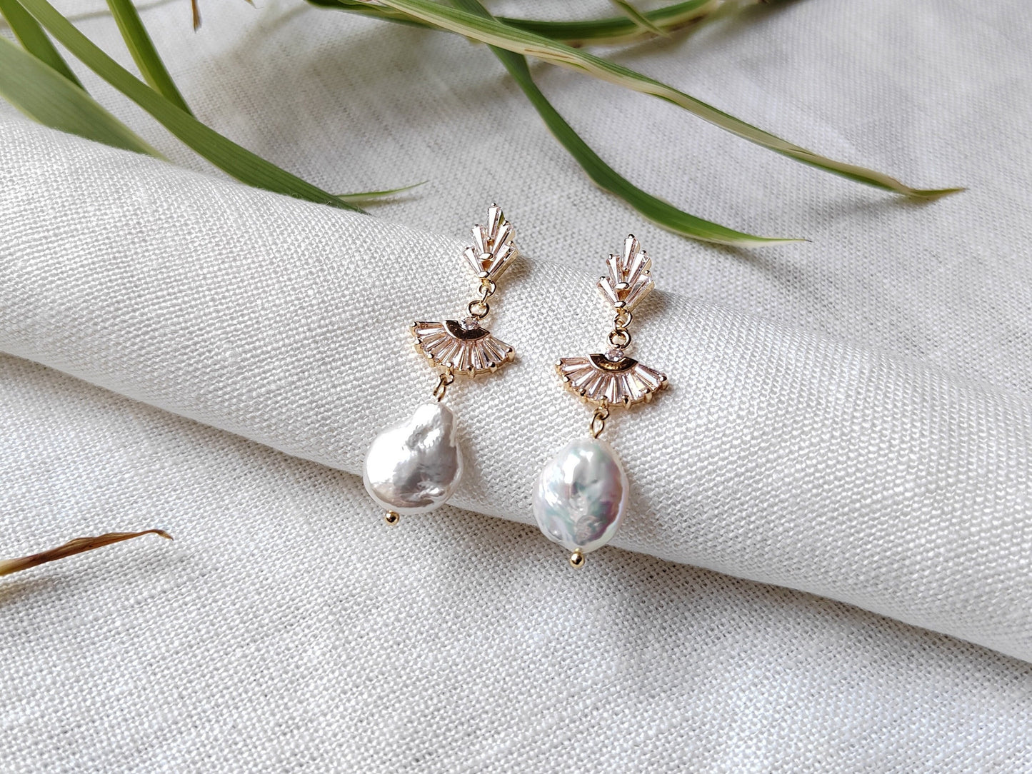 Long art deco pearl earrings | Vintage style wedding earrings | Boho chic jewelry | 1920s style dangle freshwater pearl fan earrings for her
