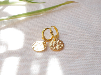 Hammered gold disc earrings | Dainty disc hoop earrings | Huggie hoops with round gold charm | Minimalist hammer pattern small hoop earrings