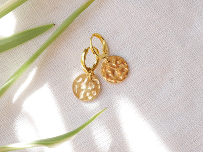 Hammered gold disc earrings | Dainty disc hoop earrings | Huggie hoops with round gold charm | Minimalist hammer pattern small hoop earrings