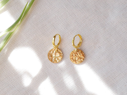 Hammered gold disc earrings | Dainty disc hoop earrings | Huggie hoops with round gold charm | Minimalist hammer pattern small hoop earrings