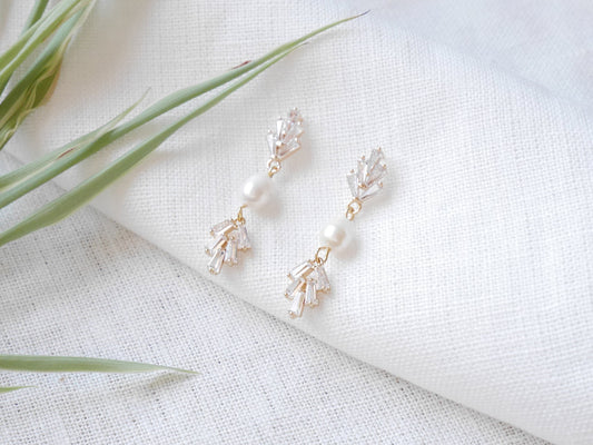Art deco pearl earrings | Vintage style wedding jewelry | Freshwater pearl dangle earrings | Minimalist 1920s zircon gold earrings for her