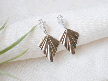 Art deco fan earrings | Platinum dangle 1920s style | Dark silver drop inspired by the art deco era | Beautiful wedding earrings for her