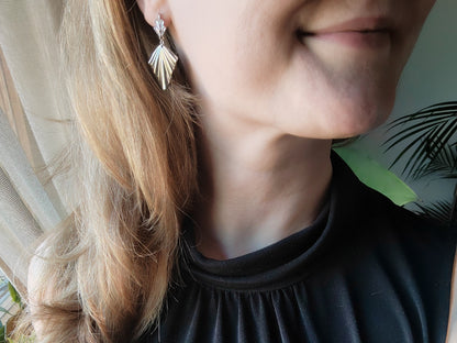 Art deco fan earrings | Platinum dangle 1920s style | Dark silver drop inspired by the art deco era | Beautiful wedding earrings for her