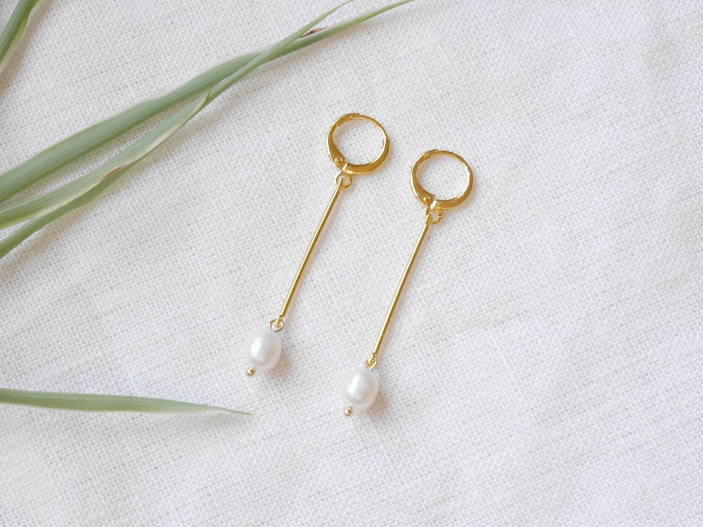 Long bar pearl earrings | Minimalist freshwater pearl dangle earrings | Simple pearl jewelry | Cute clean lines earrings with real pearls