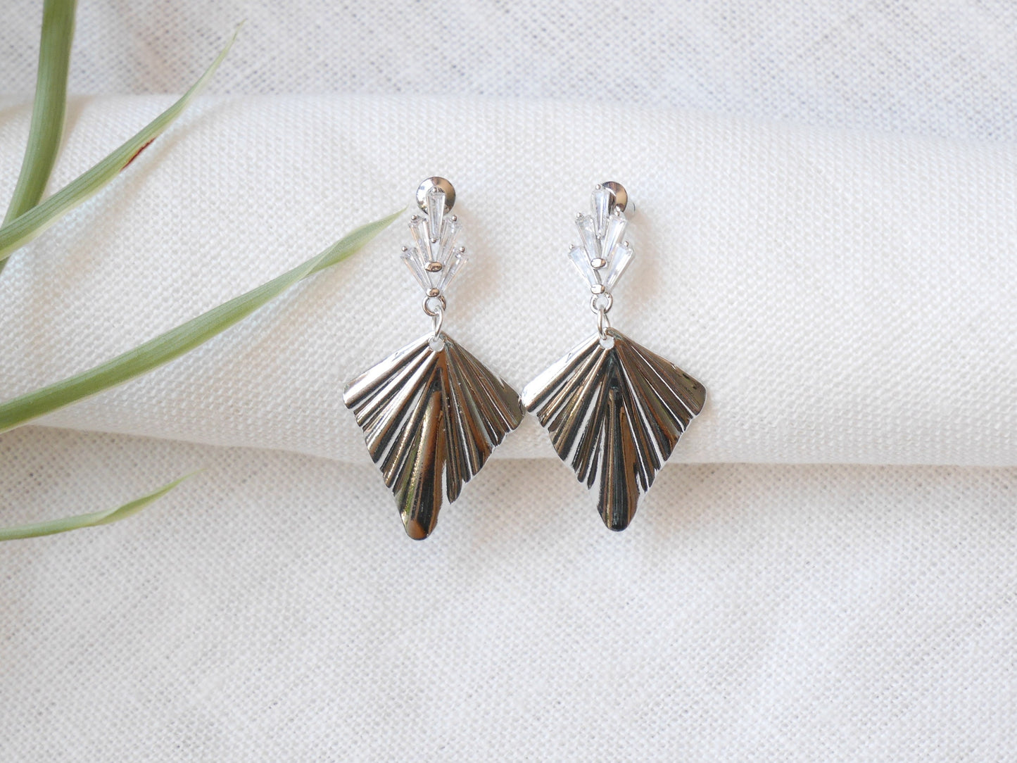 Art deco fan earrings | Platinum dangle 1920s style | Dark silver drop inspired by the art deco era | Beautiful wedding earrings for her