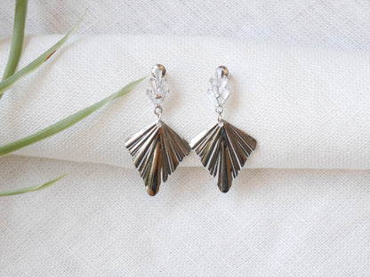 Art deco fan earrings | Platinum dangle 1920s style | Dark silver drop inspired by the art deco era | Beautiful wedding earrings for her