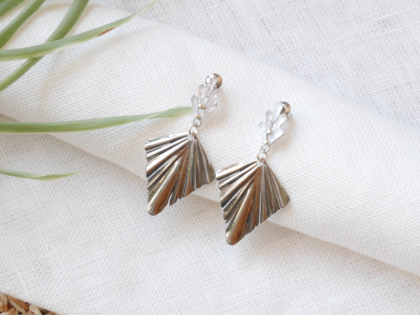 Art deco fan earrings | Platinum dangle 1920s style | Dark silver drop inspired by the art deco era | Beautiful wedding earrings for her