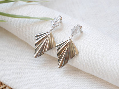 Art deco fan earrings | Platinum dangle 1920s style | Dark silver drop inspired by the art deco era | Beautiful wedding earrings for her