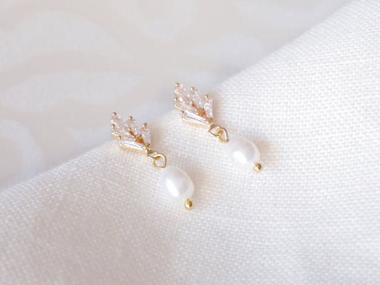 Bridal pearl drop earrings | Dainty art deco earrings | Vintage 1920s style minimalist wedding jewelry for bride | Cute freshwater pearls