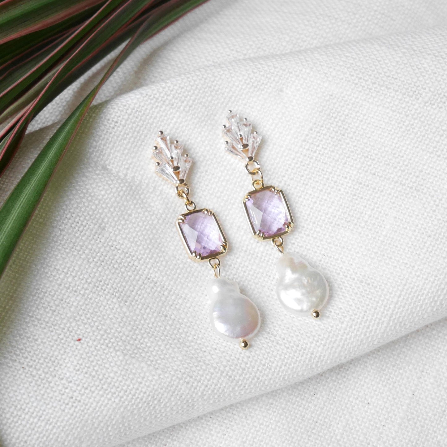 Purple bridal earrings | Dainty long art deco earrings | Light violet wedding jewelry | Elegant freshwater pearl dangle earrings for bride