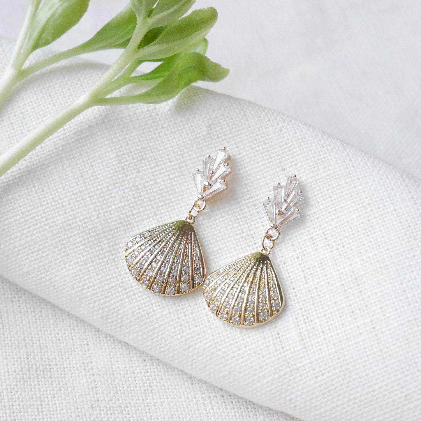 Gold art deco shell earrings | Vintage style wedding earrings | Fan shape golden dangle | Feminine bridal jewelry | Romantic boho design