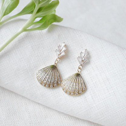 Gold art deco shell earrings | Vintage style wedding earrings | Fan shape golden dangle | Feminine bridal jewelry | Romantic boho design