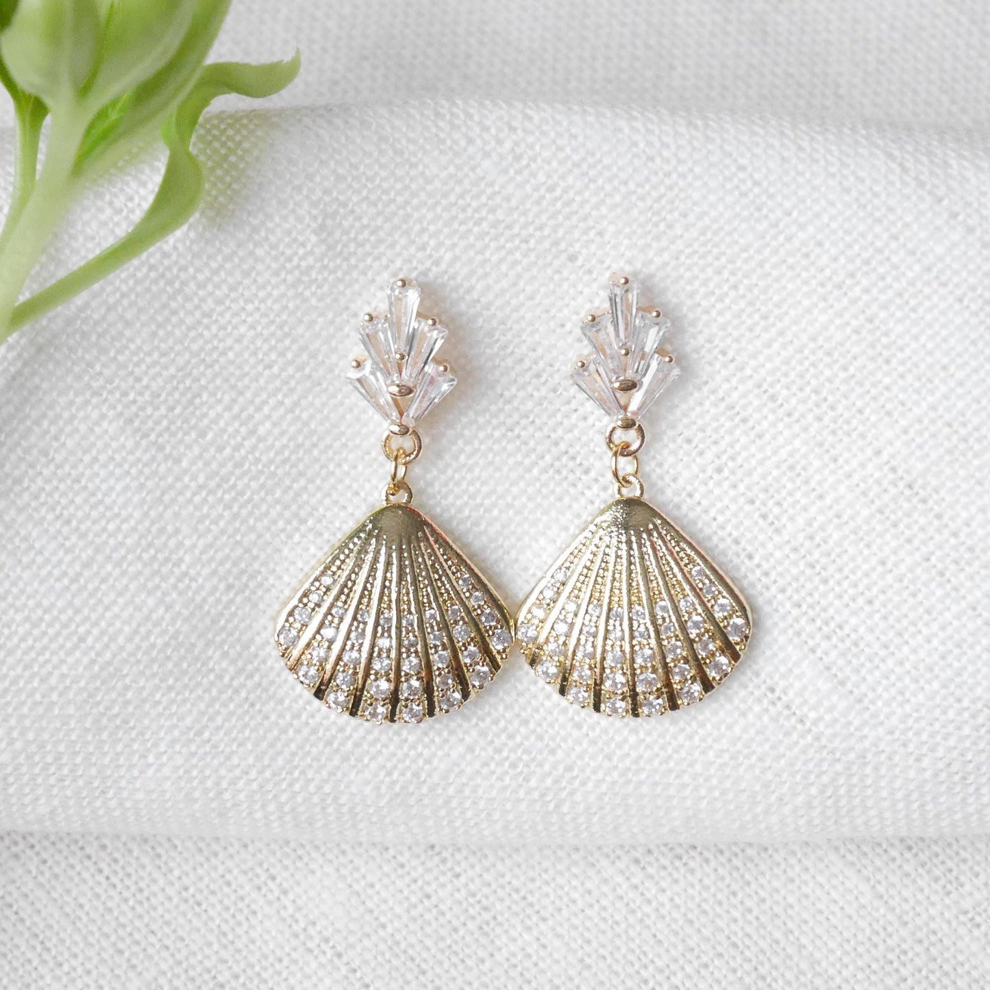 Gold art deco shell earrings | Vintage style wedding earrings | Fan shape golden dangle | Feminine bridal jewelry | Romantic boho design