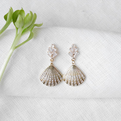 Gold art deco shell earrings | Vintage style wedding earrings | Fan shape golden dangle | Feminine bridal jewelry | Romantic boho design