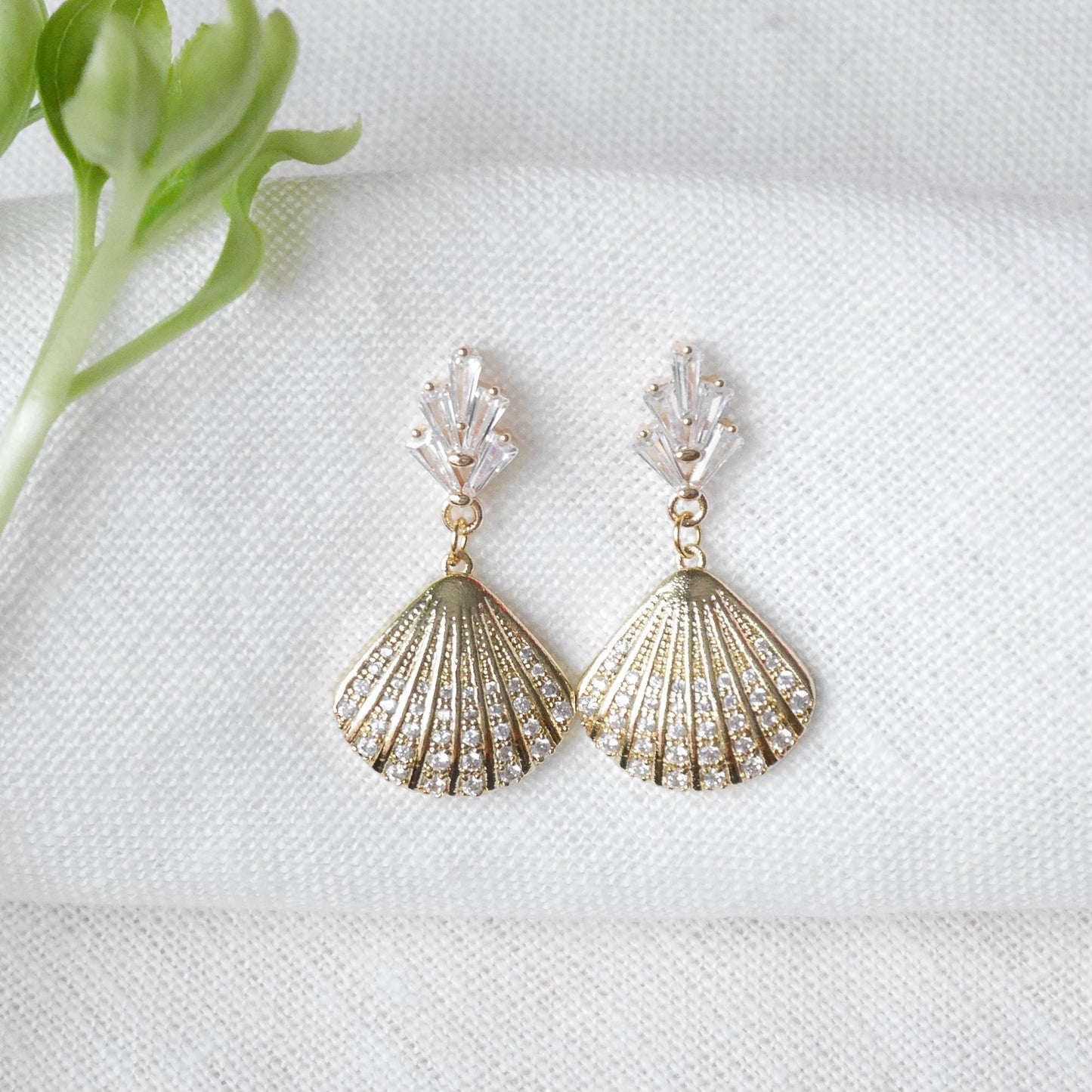 Gold art deco shell earrings | Vintage style wedding earrings | Fan shape golden dangle | Feminine bridal jewelry | Romantic boho design