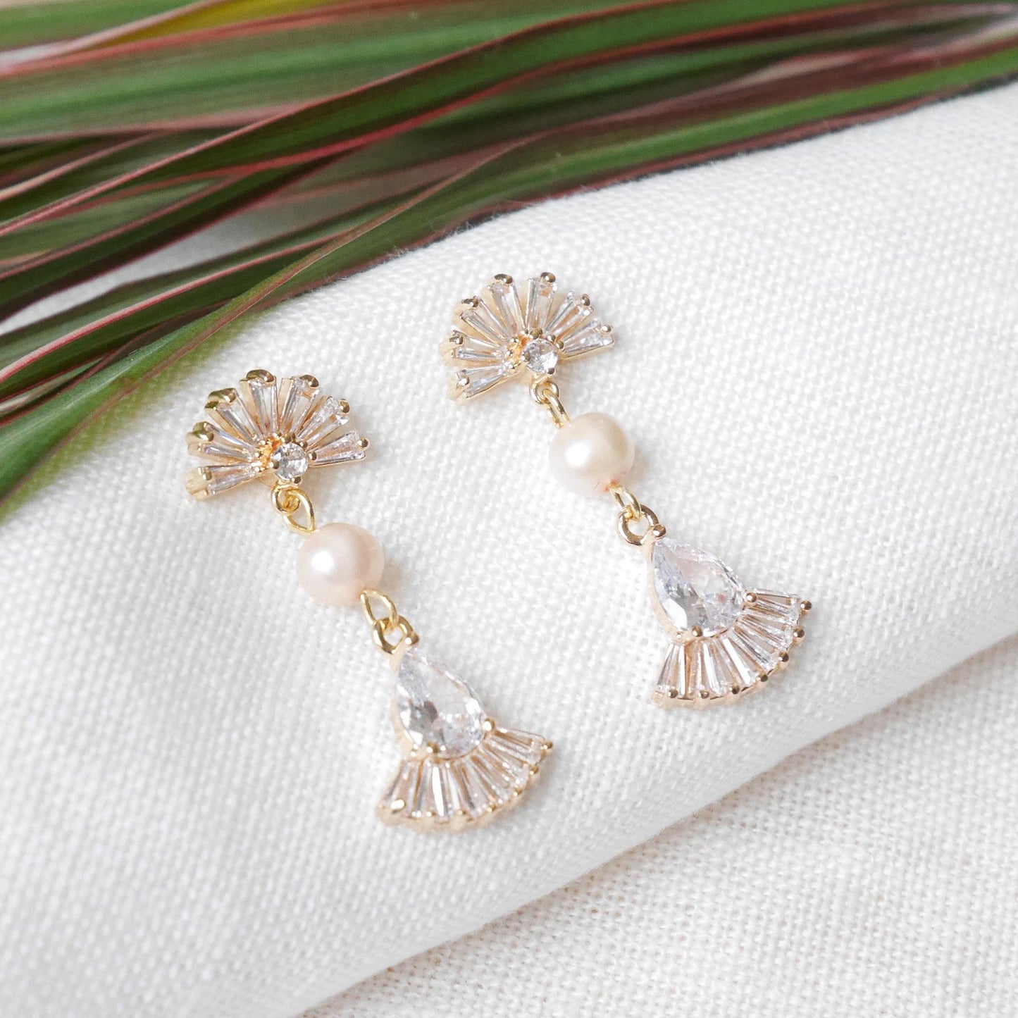 Art deco dangle earrings | Elegant fan shape wedding earrings | Dainty light peach freshwater pearl drop jewelry | Romantic bridal accessory