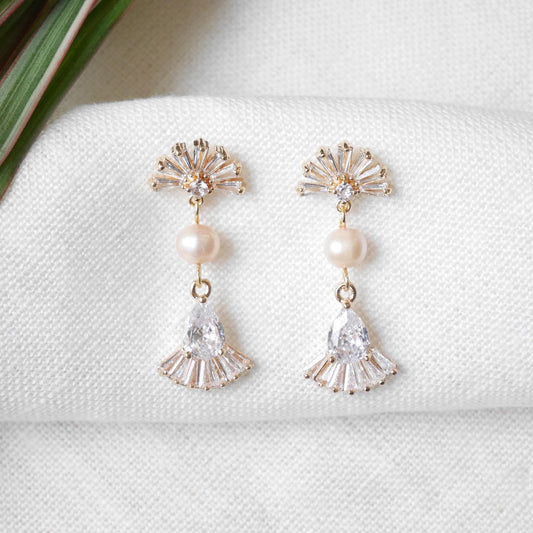 Art deco dangle earrings | Elegant fan shape wedding earrings | Dainty light peach freshwater pearl drop jewelry | Romantic bridal accessory