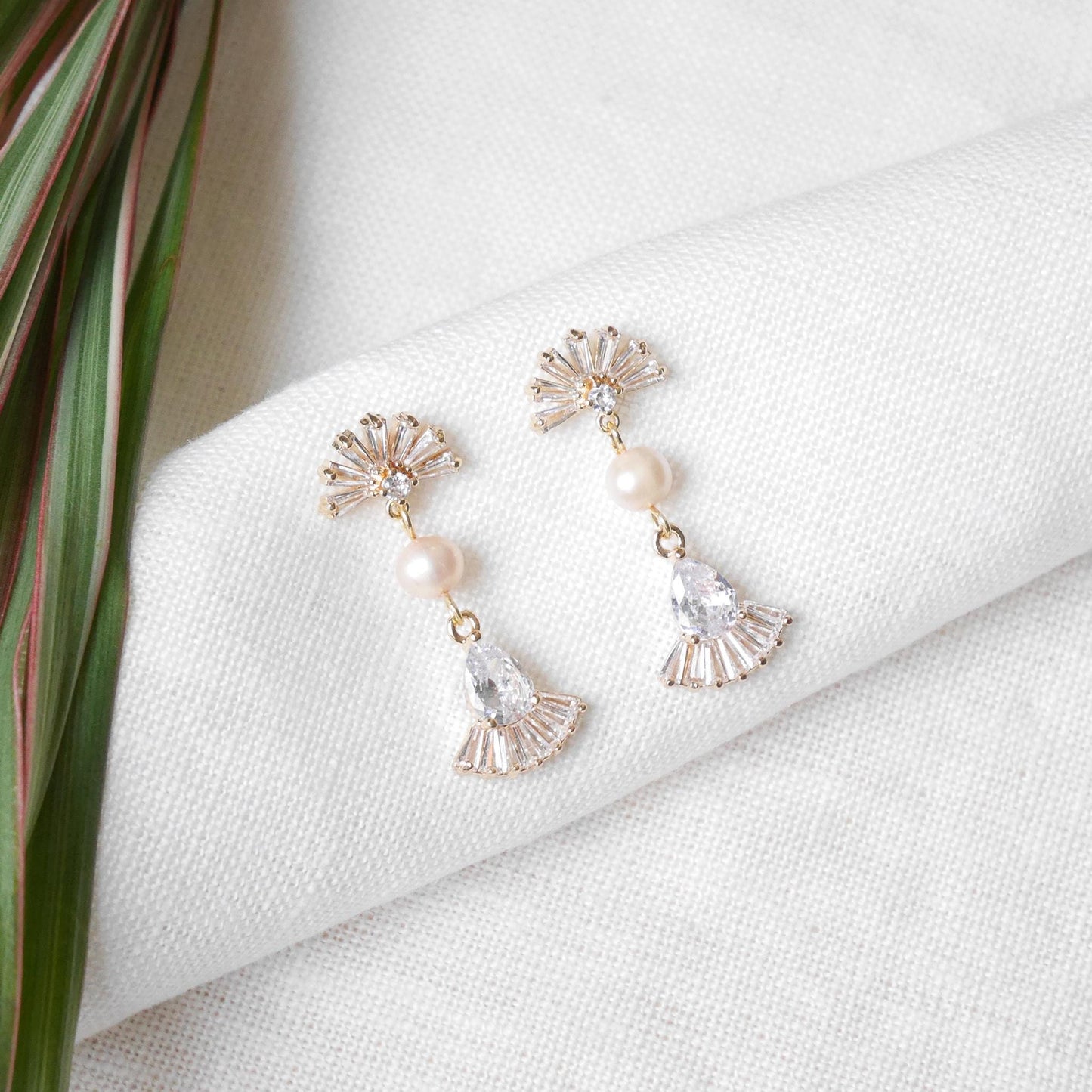 Art deco dangle earrings | Elegant fan shape wedding earrings | Dainty light peach freshwater pearl drop jewelry | Romantic bridal accessory