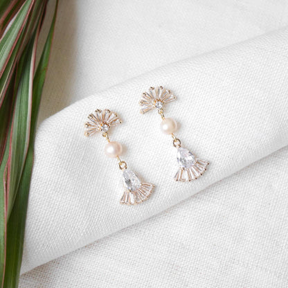 Art deco dangle earrings | Elegant fan shape wedding earrings | Dainty light peach freshwater pearl drop jewelry | Romantic bridal accessory