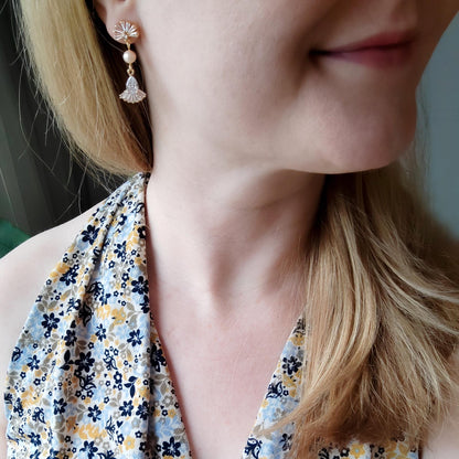 Art deco dangle earrings | Elegant fan shape wedding earrings | Dainty light peach freshwater pearl drop jewelry | Romantic bridal accessory