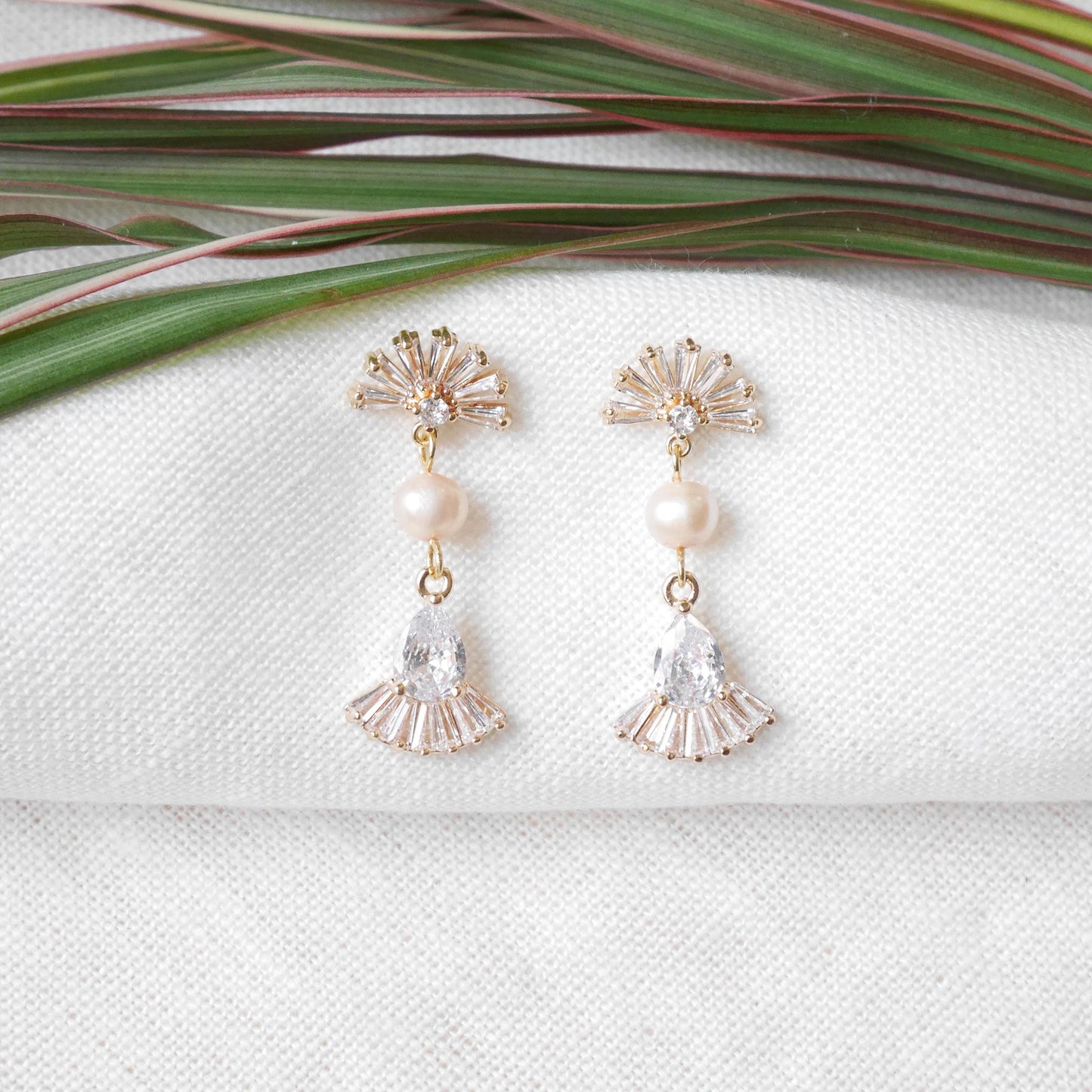 Art deco dangle earrings | Elegant fan shape wedding earrings | Dainty light peach freshwater pearl drop jewelry | Romantic bridal accessory